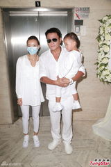 组图：魏骏杰携妻儿为母亲举殡 平静赴灵堂