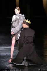 组图：自恋帝闯纽约时装周T台 豹纹丁字裤遮鸟