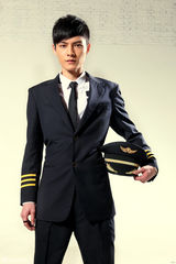 组图：冯铭潮新单曲化身飞行员 制服诱惑帅气有型