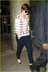 组图：海瑟薇休闲装现身机场 见狗仔低头快走