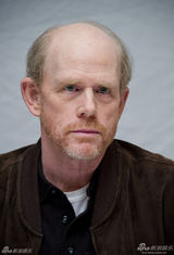 组图：休杰克曼领衔拍写真 奥利维亚露迷人笑容