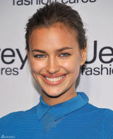 高清组图：C罗女友伊莉娜-莎伊克紧身蓝裙亮相