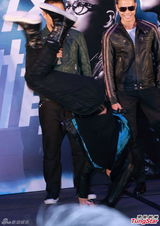 组图：古惑仔将登红馆开唱 陈小春感慨落泪