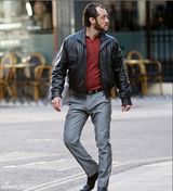 组图：《唐-海明威》曝片场照 裘德-洛残相已定