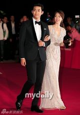 组图：李贤宇金素妍等星亮相釜山电影节开幕式