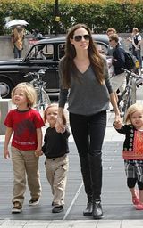 组图：安吉丽娜-朱莉携4子逛水族馆享受亲子乐