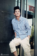 组图：陈晓东街拍写真曝光 清爽搭配潮范十足