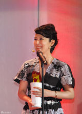 组图：海清低胸水墨裙亮相秀乳沟性感十足