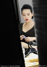 组图：小S休息室快速换装 内衣肩带下落显尴尬