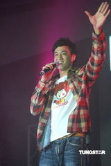 组图：何润东开唱跳热舞 为吴建豪飞机拍照说情