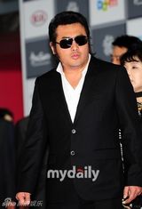 组图：李贤宇金素妍等星亮相釜山电影节开幕式