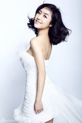 组图：张馨心写真大片曝光  展现甜美与自信