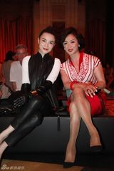 组图：宋佳看秀造型时尚飒爽 获影后提名心情好