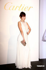 幻灯图：侯佩岑白色长裙高贵 陈怡蓉深V礼服秀性感