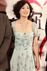 组图：何佳怡春装显活力 孙二娘展现女人魅力