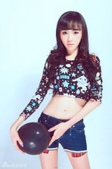 组图：《烽火佳人》郭露文拍摄性感写真