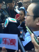 组图：李某某案宣毕梦鸽离开 同案律师比V手势