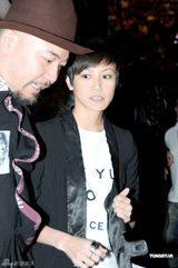 组图：容祖儿香港红馆开唱 与舞伴亲密不尴尬