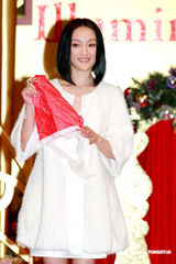 高清图：周迅化身月亮女神 求教诺贝尔奖得主高锟