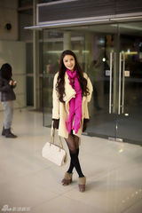 组图：李梓言圣诞街拍LOOK辫子头甜美围巾抢眼