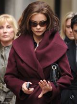 高清图：泽塔琼斯街拍 酒红色大衣搭尖头高跟鞋