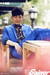 组图：郭京飞风格街拍尽显帅气魅力