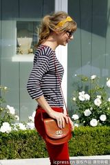 组图：泰勒-斯威夫特金发红唇腔调十足