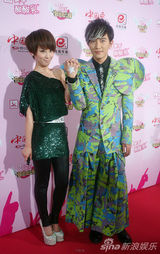 组图：群星闪耀新人盛典红毯 黑白色系成主打