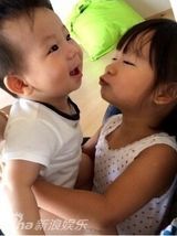组图：陈浩民妻子晒儿女照 姐弟情深呆萌可爱