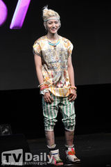 组图：韩团NU'EST发新碟卖萌 主打清凉曲风