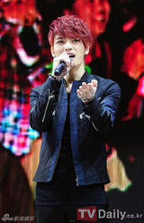 组图：JYJ金在中南京巡演拿玩具熊卖萌