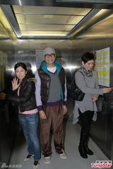 组图：欧阳震华出院流泪谢老婆 称病发无关酒精