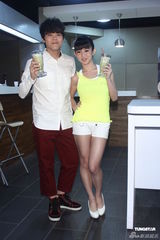 组图：曾昱嘉将开唱压力大 郭书瑶亲自下厨煮补品