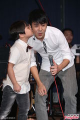 组图：刘子千庆功演唱会 小小彬抱病力挺