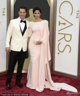 组图：马修-麦康纳荣获影帝 热吻妻子表达爱意