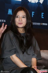 组图：赵薇宽松装扮携赵又廷亮相台湾