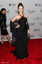 组图：托尼奖红毯星光熠熠 女星斗艳秀腿露肩