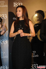 组图：赵薇黑裙亮相难掩疲态 与苏有朋可耍脸色