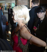 组图：蔡依林背部现血痕 当众抓背尽显虎背熊腰