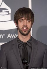 组图：格莱美红毯群星纷纷亮相星光熠熠