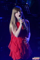 组图：英国人气Connie Talbot香港开唱 红裙可爱
