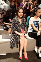 组图：杨幂纽约时装周首秀获赞 温婉优雅小女人