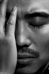 组图：李东霖拍摄魅力写真 彰显成熟男人本色