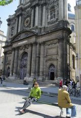 幻灯图集：秦昊巴黎遇《春风》公映 笑谈拿戛纳影帝