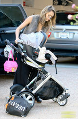 高清图：杰西卡-阿尔芭大女儿奥娜扮茉莉公主