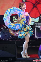 组图：丁当开唱秀电臀马达 MP脱衣湿身助阵