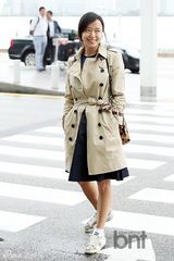 组图：全度妍启程赴伦敦看秀 风衣休闲装亲和