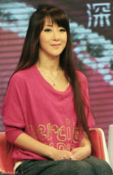 组图：陈紫函做客大牌生日会 呼吁大众关注流浪动物