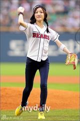 组图：韩女星李宥菲昭宥甜美为棒球赛开球