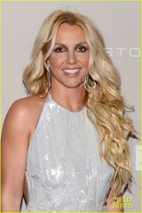 组图：布兰妮携未婚夫亮相 眼窝深陷肚腩不见